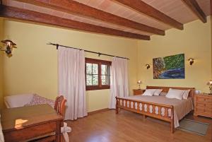 アルクーディアにあるCarbonellの大きなベッドと窓のある寝室 +8枚の写真