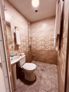 Ένα μπάνιο στο Hiland Hostel