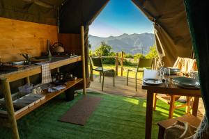 ein Zelt mit Tisch und Küche mit Aussicht in der Unterkunft Safari Glamping Portugal Flamingo in Ventosa + 17 Fotos