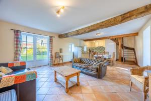 una sala de estar con un sofá y una mesa en Le Colombier Gites, en Surgères