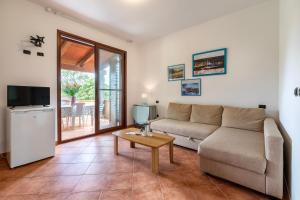 un salon avec un canapé et une table dans l'établissement La casa nel bosco, à Alghero