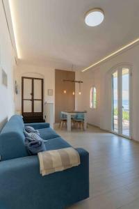 une grande chambre avec un lit bleu et une table dans l'établissement La Casetta di Riccardo - Terrace Sea View, à Portovenere