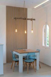 une salle à manger avec une table et des chaises bleues dans l'établissement La Casetta di Riccardo - Terrace Sea View, à Portovenere