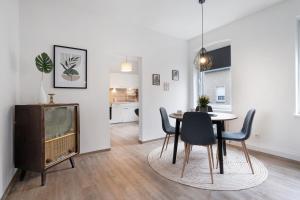 a dining room with a table and a tv at Ferienwohnung Finsterwalde 2 in Finsterwalde
