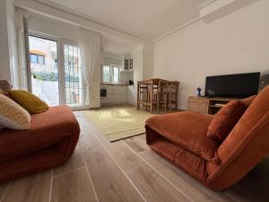 a living room with a couch and a television at Casa Eveline in Punta Prima