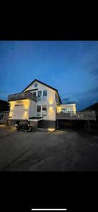 ein Haus am Straßenrand in der Unterkunft Tromsdalen Studio 2 - FREE Parking & Near Attractions - Winter Stay Offer Now! in Trondalen