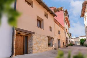 a building with a wooden door on a street at Casa Rural El Ahora in Berge
