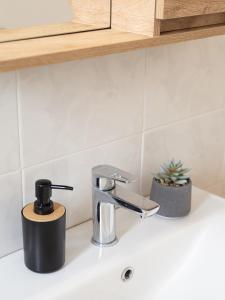 スパタにあるSunrise By Athens Airportのカウンターの洗面台