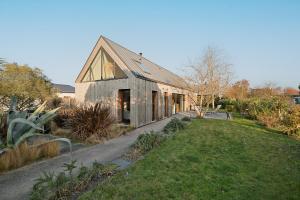 een oude schuur met een tuin ervoor bij Mézon Ermine in Saint-Cast-le-Guildo
