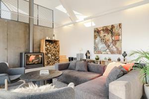 een woonkamer met een bank en een tafel bij Mézon Ermine in Saint-Cast-le-Guildo