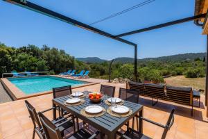 カプデペラにあるFinca Ca'n Terrasaのパティオ(果物入りテーブル付)