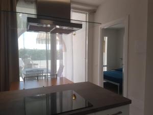 a kitchen with a view of a living room at Golden River n1 Marina di Campo in Campo nell'Elba