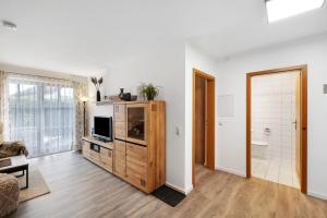 オーバーアウドルフにあるFewo Brünnstein - Nr 2, Pool,Saunaのリビングルーム(木製キャビネット内のテレビ付)