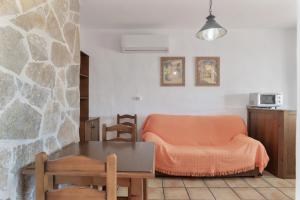 a living room with a table and a couch at Preciosa casa en Conil in Conil de la Frontera