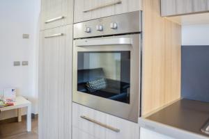 una cocina con horno de acero inoxidable en una cocina en Il Mondo di Patty 2, en Pera