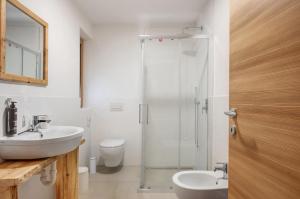 ein Badezimmer mit Dusche, Waschbecken und Toilette in der Unterkunft Villa Fontane in Truden + 38 Fotos