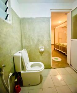 łazienka z toaletą w pokoju w obiekcie Surfing Lion Villa Hiriketiya w mieście Dickwella