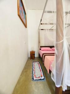 sypialnia z łóżkiem z różową pościelą i dywanem w obiekcie Surfing Lion Villa Hiriketiya w mieście Dickwella +18 zdjęć
