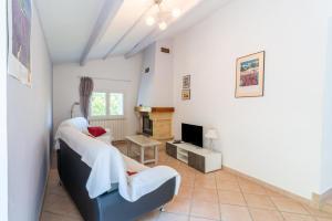 - une chambre à l'hôpital avec un lit et une télévision dans l'établissement Gîte Lou barry, à Mirabel-aux-Baronnies