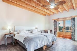 ein Schlafzimmer mit einem Bett und einem Deckenventilator in der Unterkunft Villa Tranquila in Villaverde + 22 Fotos