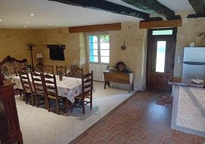 une cuisine et une salle à manger avec une table et des chaises dans l'établissement La Maison De Carmensac, à Meyrals