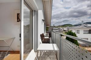 - Balcón con mesa y vistas en Haus Castellbergblick 3 Whg, en Ballrechten