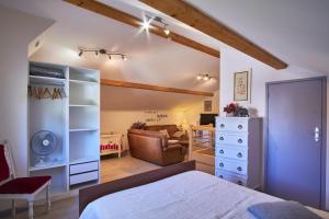 ein Schlafzimmer mit Bett und ein Wohnzimmer in der Unterkunft Gîte les Galets chantants in Saint-Hilaire-du-Rosier