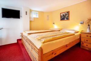 Un dormitorio con una cama grande con un televisor en la pared. en Ferienwohnung Bleichen 14, en Stralsund 16 fotos más