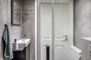 a bathroom with a sink and a shower backdoor at Gemütliche Unterkunft mit Terrasse in Quickborn +13 photos