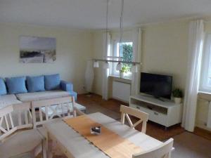 ein Wohnzimmer mit Sofa und Fernseher in der Unterkunft Ferienwohnung Familie Kreckel in Weinheim