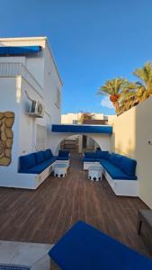 ein Wohnzimmer mit blauen Sofas in der Unterkunft dar saoussen in Triffa + 33 Fotos