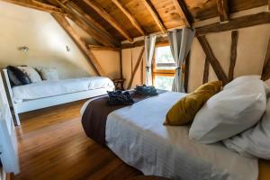 ein Schlafzimmer mit einem Bett, einem Bett und einem Fenster in der Unterkunft Tillacottage in Tillac