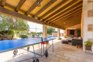 - un espace de divertissement extérieur avec une table de ping-pong dans l'établissement Can Cuixa, à Santa Margarita