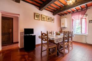 Una televisión o centro de entretenimiento en La pieve - Rose