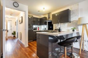 Kuchyň nebo kuchyňský kout v ubytování Spacious 5 Bed, Sleeps 10 with Parking, Contractors & Family Haven