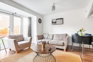 Posezení v ubytování Spacious 5 Bed, Sleeps 10 with Parking, Contractors & Family Haven