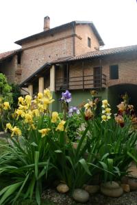 a garden of flowers in front of a house at Studio Sforzesco in Bellinzago Novarese