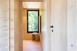 a hallway with wooden floors and a window at mini mal anders in Altmannstein +26 photos