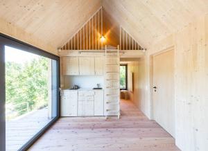 a room with a kitchen and a large window at mini mal anders in Altmannstein