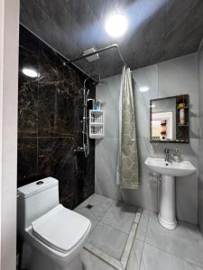 a bathroom with a toilet and a sink at Barn House Guba in Qǝçrǝş