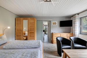 a bedroom with a bed and a tv and a table at Ruhig Wohnen in Sulz in Sulz am Neckar