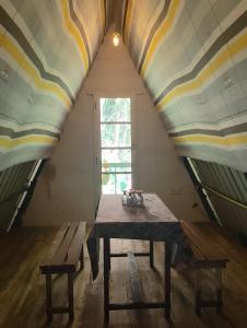 努沃勒埃利耶Best night的窗户房间里一张桌子和长凳