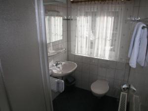 Koupelna v ubytování Gästehaus Gutensohn + 22 fotografií