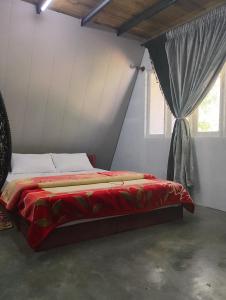 努沃勒埃利耶Best night的卧室里有一张床，床铺是红色的