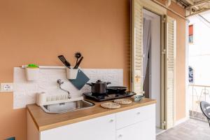 una cocina con fregadero y estufa horno superior en A Casa di Cicci, en Massa