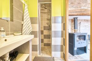 Sainte-OrseにあるGite À La Fermeのバスルーム(シンク、コンロ付) +24枚の写真