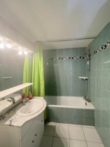 a bathroom with a sink and a bath tub at Maison individuelle -800 m de la plage - 6HOURT31 in Le Barcarès