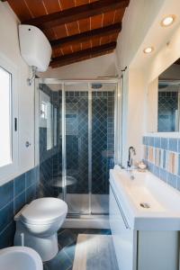 Un baño con inodoro, ducha y lavabo. en San Salvi Cozy Apartment, en Florencia