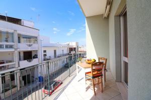 een balkon met een tafel en stoelen op een gebouw bij Casa Giorgia a Otranto 8 posti in Otranto