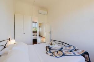 Una cama blanca con una manta encima. en San Salvi Cozy Apartment, en Florencia